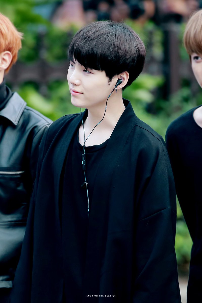 sugaonthebeat39's tweet photo. 161014 뮤뱅 출근 #SUGA #슈가 #민윤기
미모 착장 분위기 뭐 하나 빠질 것 없이 최고T^T♥ https://t.co/zcNhKTBt7N