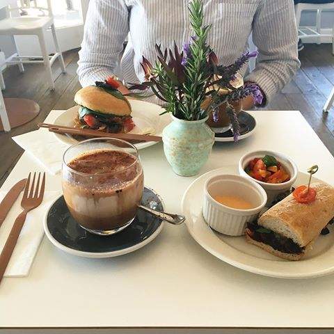 benzdyz's tweet photo. Coffee, Burger dan teman Cerita ! @Rafi89_ #de_metro_ktv @DP_BISTRO https://t.co/mJUi9hYy3C