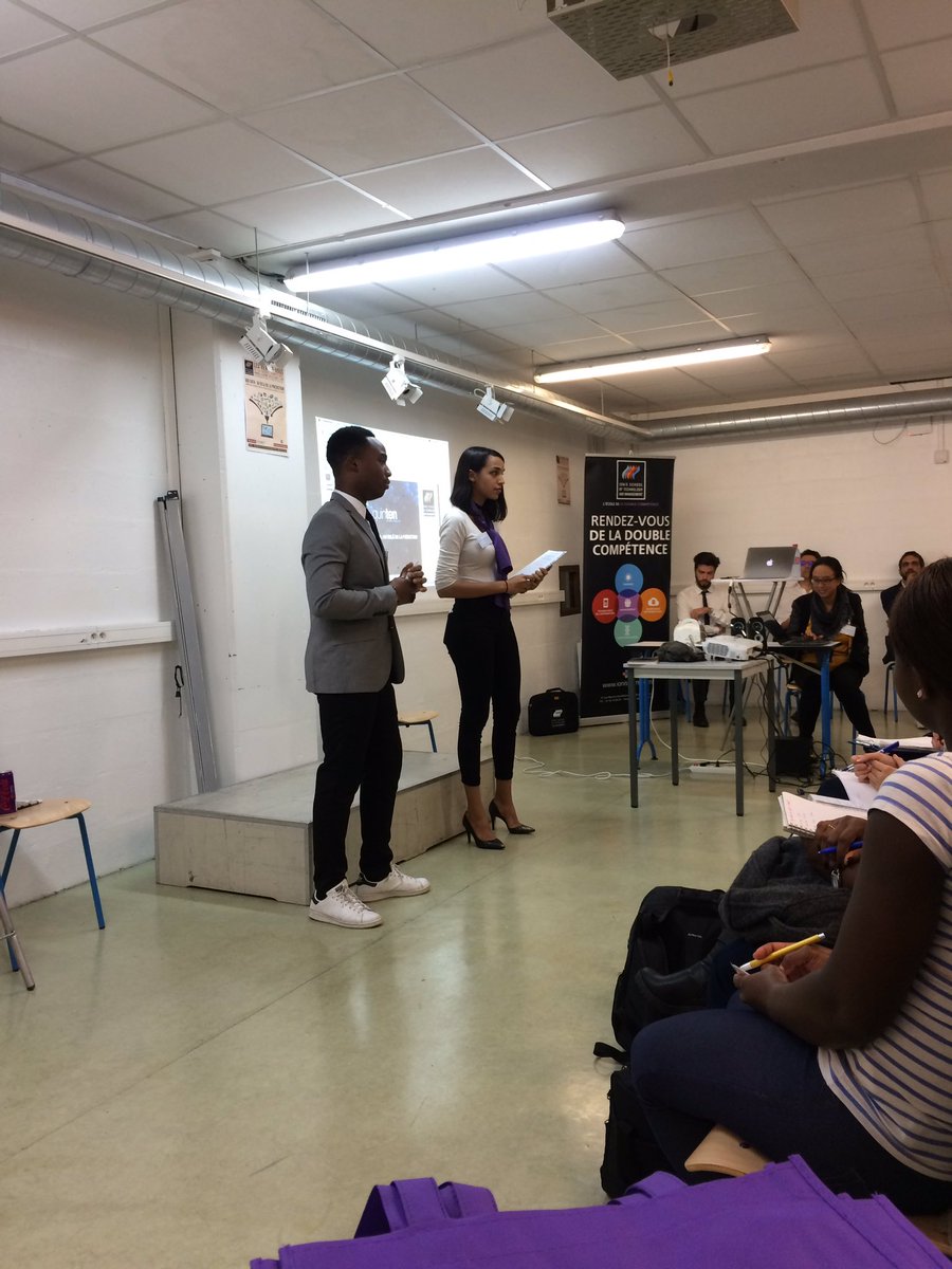 h_frch's tweet photo. Une belle entrée en matière des jeunes étudiants de @IONISSTM avant la conférence sur les big data @QuintenFrance #bigdata #confIonisSTM https://t.co/TVG2b9L3iL