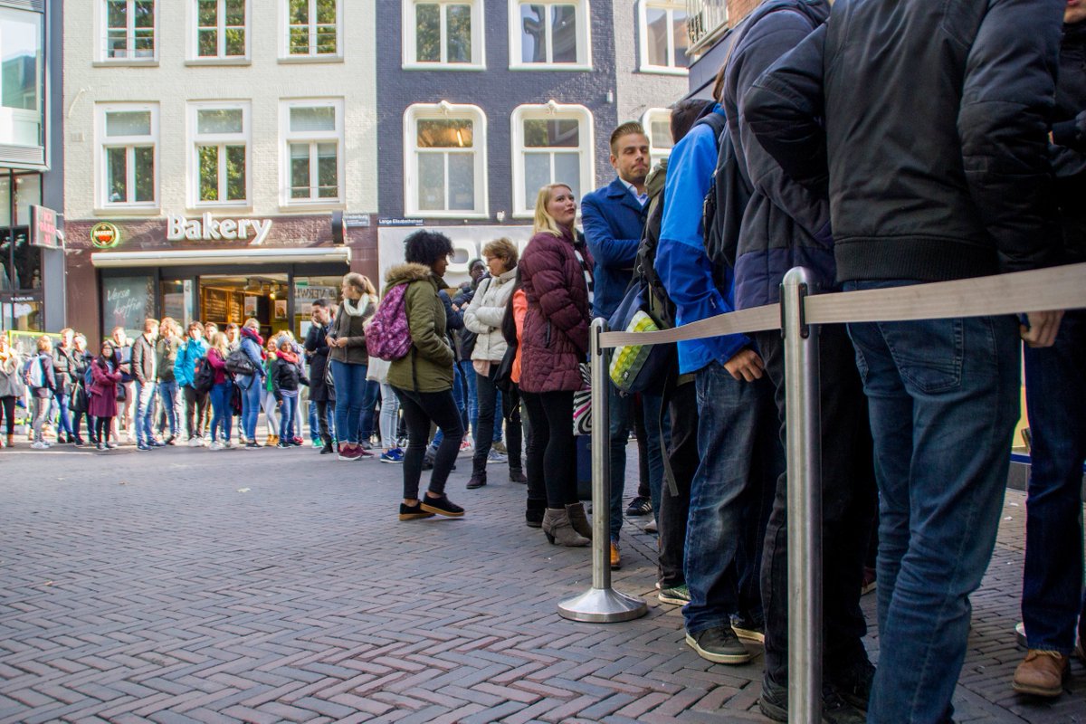 duicnl's tweet photo. Foto’s Manneken Pis: Gratis fritesdag zorgt voor flinke rijen in de stad https://t.co/VXURvjlGvY #utrecht https://t.co/bZaW7bYpT4