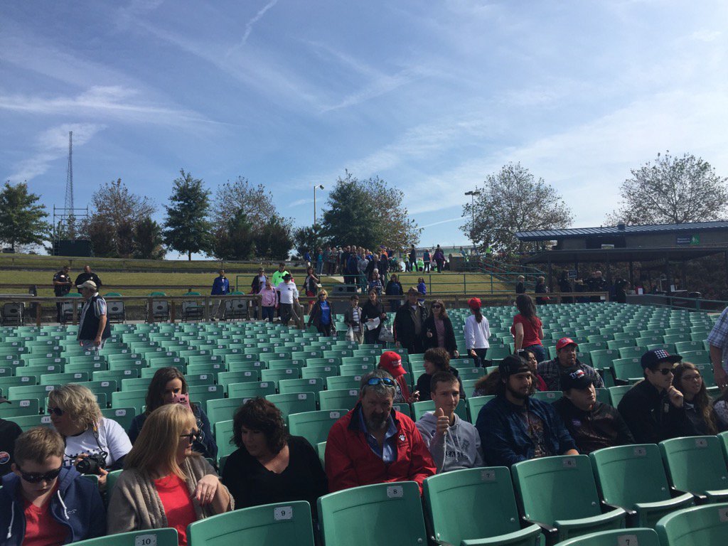 TriadBizDanny's tweet photo. People starting to fill into white oak for Trump. https://t.co/eqBm0yrMxq