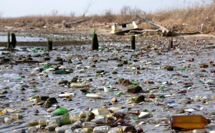 Adeola_Egbeyemi's tweet photo. This really needs to stop and we can do it together. Recycling plastic bottles is a big sustainable business opportunity!! https://t.co/LzJz3T9Wr8