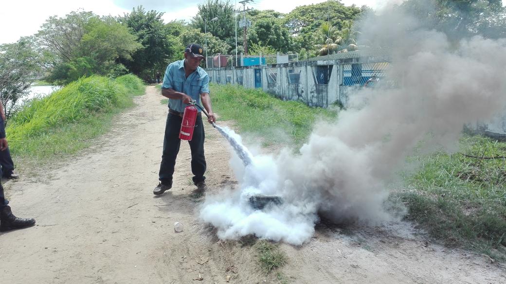 Bomberos del Edo. Apure realizan inducción a pescadores sobre el correcto uso del extintor de incendio