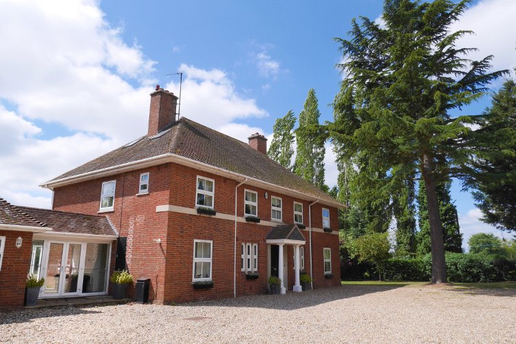 BigHouseStays's tweet photo. Why not plan your next big weekend away with family and friends? Late winter deals from £2,050 for 20+ guests https://t.co/RuVn4I2ZLj https://t.co/mS6ua3q7L1