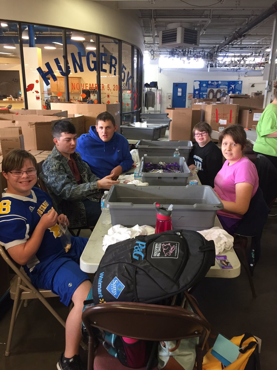madeiraath's tweet photo. Mrs. Whitmore's class working hard at Mathew 25 on the MHS Day of Service #madeiraservice https://t.co/Oulj3Or9oo