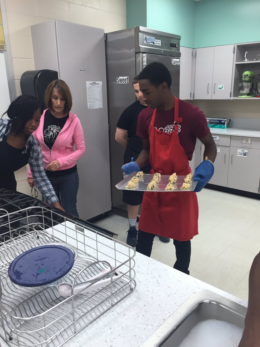 lanphierfoods's tweet photo. #makingcookies https://t.co/IPGZti9DP8