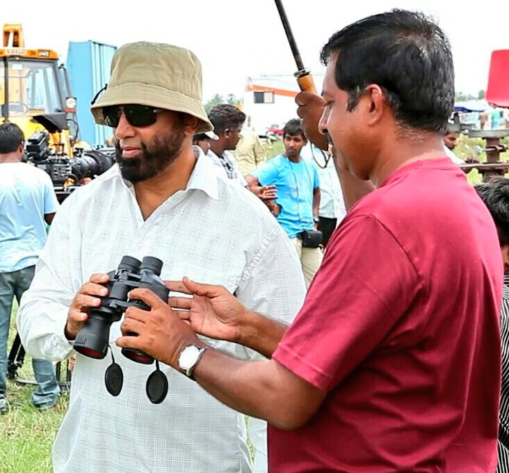 KHOurPride's tweet photo. Shooting spot ➡ #Ulaganayagan #KamalHaasan with VFX specialist #Madhu ➡man behind breath taking world class visual effects in #Vishwaroopam https://t.co/Pke386hcnR