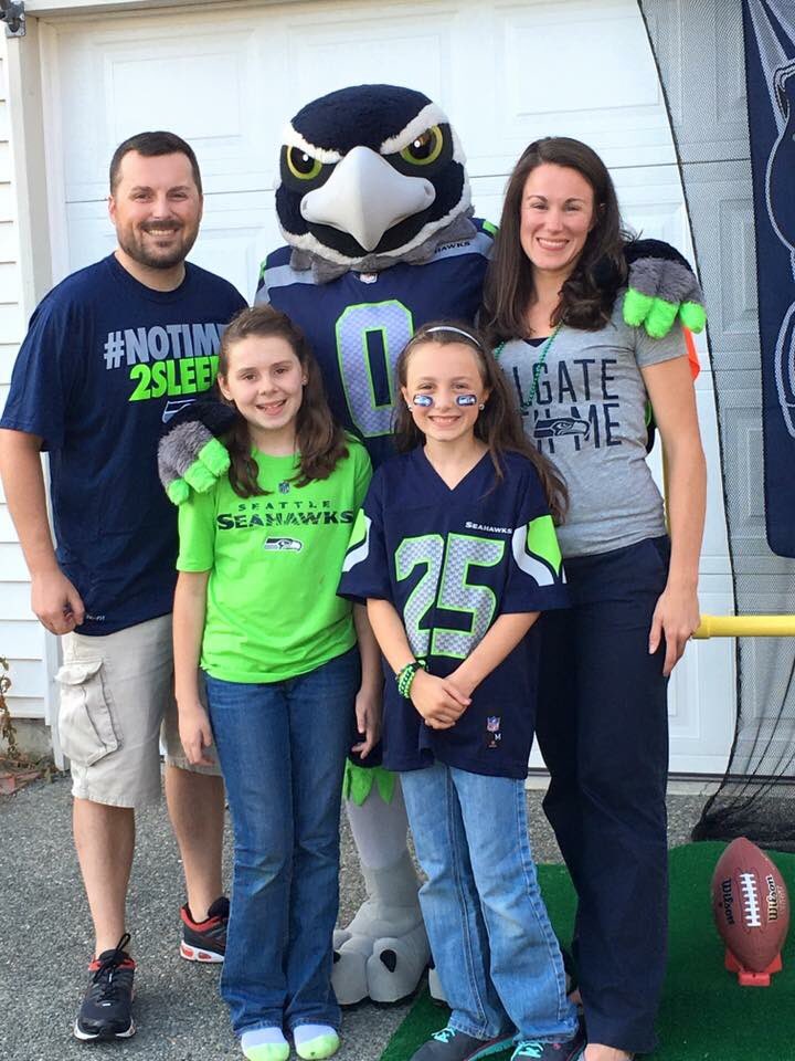 HiitGirl24's tweet photo. @BenderandMolly @ghultengren #KissTheBall #SweepstakesEntry #Seahawks #12s #gohawks #Blitz #BirthdayParty @RSherman_25 #HawksFamily #WeR12 https://t.co/aGLFpHSoKj
