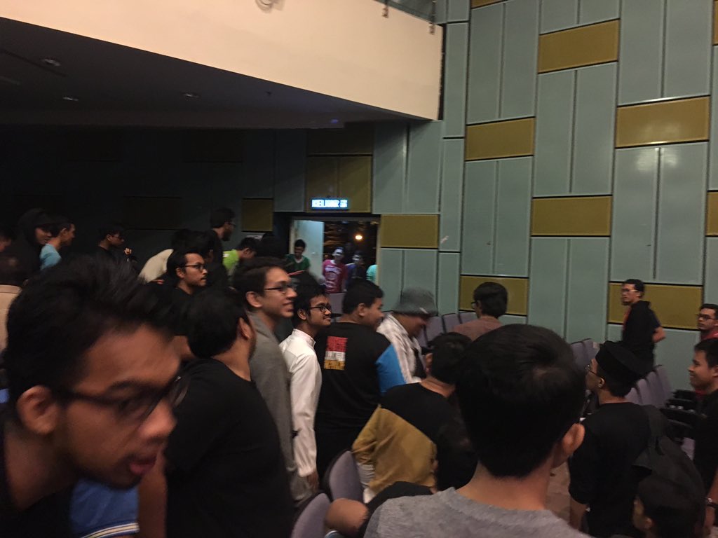 HafizolHakami's tweet photo. Kecoh ular masuk hall time teater. Tapi pelakon tetap cool and steady macam takde apa2 π€π»
P/s:Benci kapitalis lagi ke ?
#ectn16 #cermin https://t.co/WpLeErFnDh
