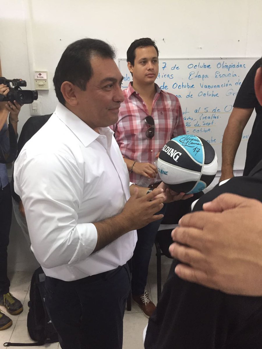 SpaldingMexico's tweet photo. ¡Gracias al secretario de educación del estado de Yucatán, Víctor Caballero, por recibirnos para un evento histórico! #TrueBelievers🏀 https://t.co/UXSsk2X8Jp