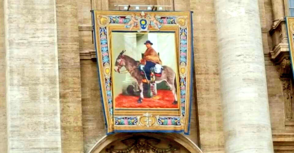 juliobanuelosok's tweet photo. La imagen de Brochero con su mula, ya está colgada en la Basílica de #SanPedro. #BrocheroSanto https://t.co/4gQML8Qas5
