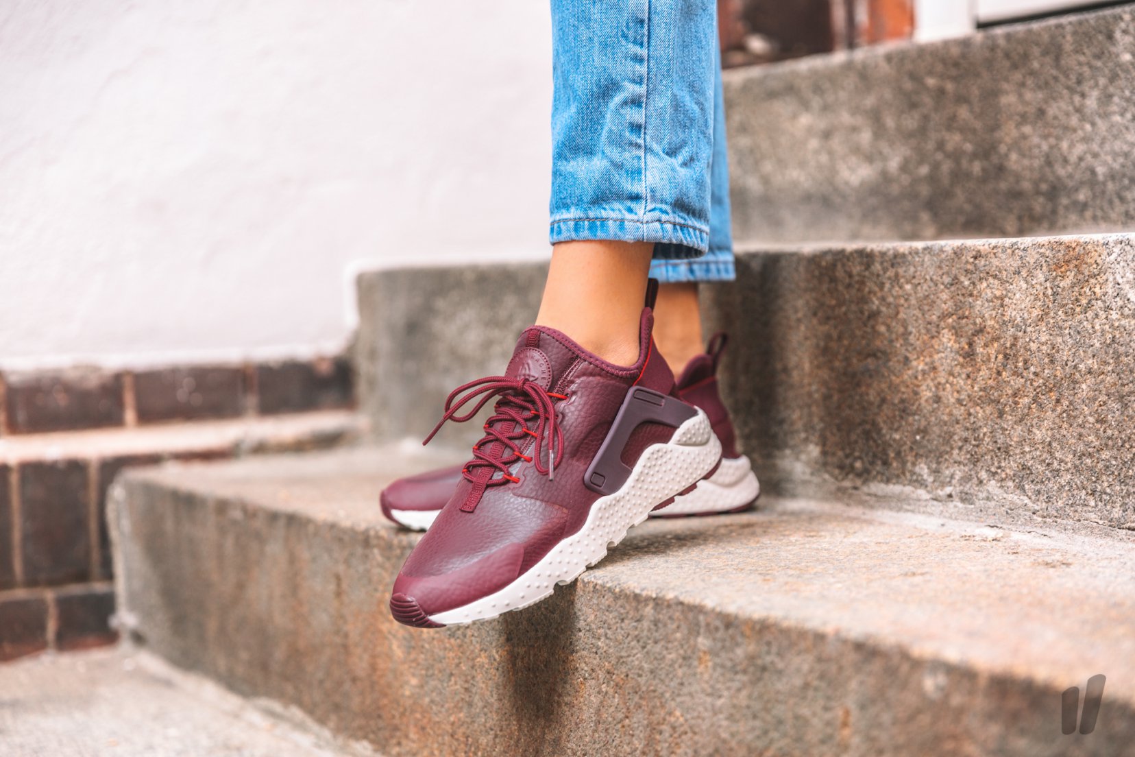 Nike air huarache run top ultra - women's maroon