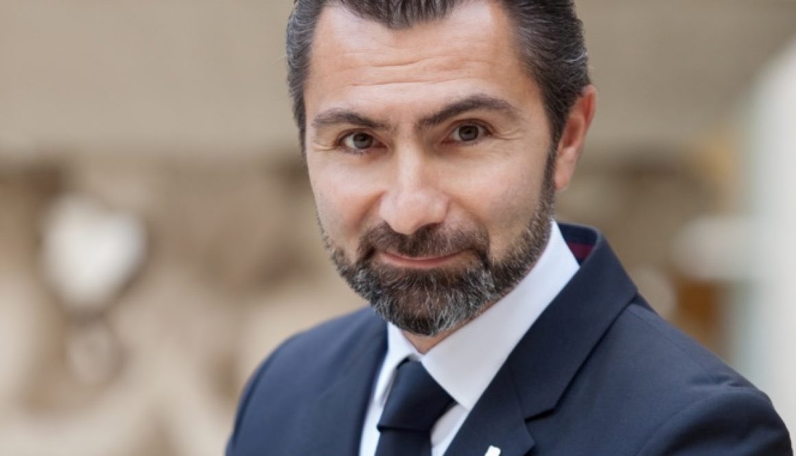 Unoeilensalle's tweet image. @davidsinapian sera le #parrain 2017 de la @CGbaptiste &amp;gt; unoeilensalle.fr/david-sinapian… #concours #nouvelle #service #maitredhotel