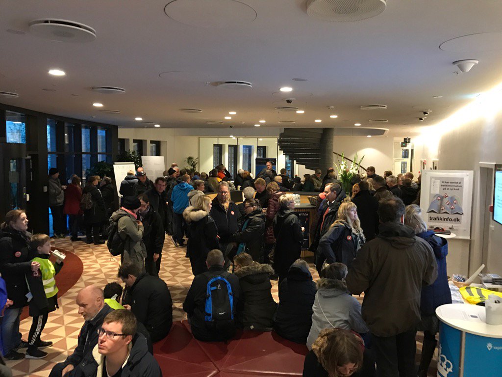 CvonHuth's tweet photo. Så er der næsten fuldt hus. :) #kulturnatten #trafiktårnet #vejdirektoratet #banedanmark https://t.co/p9guBTnZfI
