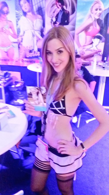Hi Leute viele Gr&uuml;&szlig;e von der #VENUSBERLIN! #VRPorn Clips, Poster, Autogramme von mir gibt's bei #CyberoticVR<a href="/tag/venusberlin"class="tags">#VENUSBERLIN</a><a href="/tag/vrporn"class="tags">#VRPorn</a><a href="/tag/cyberoticvr"class="tags"><span>#cyberoticvr</span></a>
