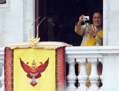 tokkataaa's tweet photo. ชอบรูปที่พระเทพกำลังถ่ายรูปมากอะ ทรงน่ารักมากซ้ายทีขวาที เหมือนเด็กๆสุดท้ายก็ทรงโดนในหลวงดุ 😂💗  #LongLiveTheKing https://t.co/ghl27Ajkvs