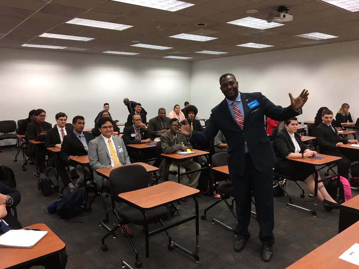 teamthomas2017's tweet photo. Spoke to this life changing group of young people at YearUp! Training for careers in IT. #oakcliffworks https://t.co/PDP5lxGjdk