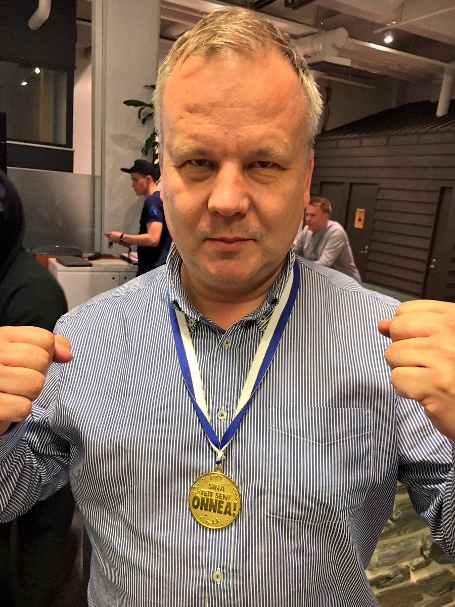 DinglePartyTeam's tweet photo. onnittelut täsmäviinan voittajalle @snellman ja pingisheiton mestarille @Santtutweet 🙏🙏 #suurottelu https://t.co/i0EFuQQpb2