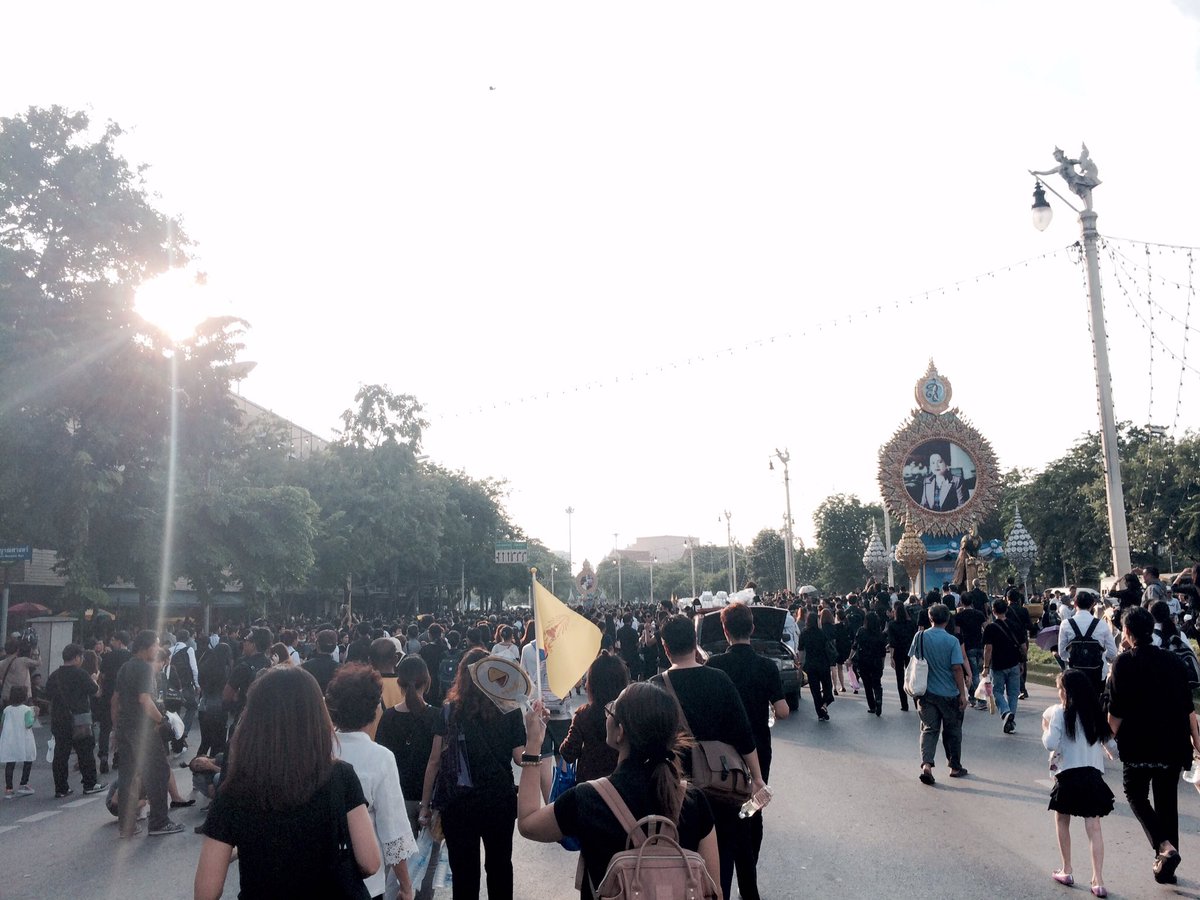 wannabesultana's tweet image. Nobody smile. But we walk together and we love the same father. #เรารักในหลวง #ขอน้อมส่งเสด็จสู่สวรรคาลัย