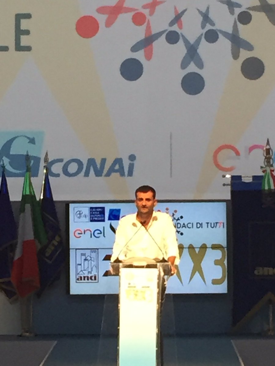 supermik14's tweet photo. Il Presidente @comuni_anci @Antonio_Decaro chiude una splendida #anci2016 in una fantastica #Bari https://t.co/XFL9NO6NNE