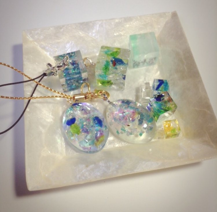 柚鶴 レジンを始めたきっかけ 当日まとめnever さんの記事を巡回するのが好きだった私 巡回中にレジン に出会いました 今もですが学生で資金がなかったため 当時の私はマニキュアとレジンフレームとネイル用のラメを使って色を塗り トップコートをレジン