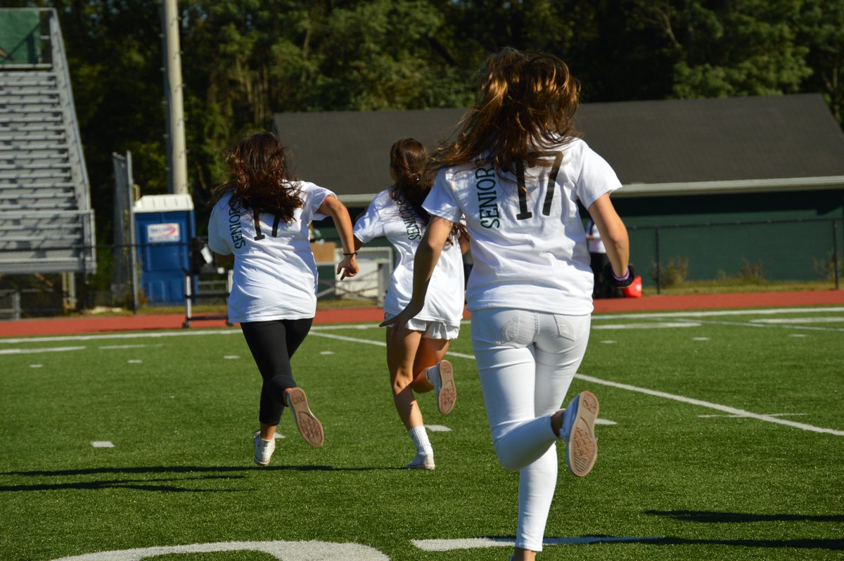 LHSyearbook2018's tweet photo. Crowd photos #reasonstobuyayearbook @brit_lockwood @ally_bulford @priyana_patel https://t.co/ufQmkbGpW5