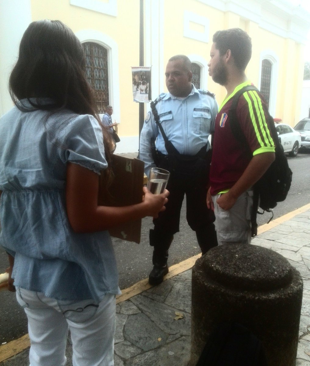 RafaelEQuintero's tweet photo. La Policíaa de Ameliach nos saco, diciendo que eramos una amenaza. Cabe destacar que lo que tienen es miedo de la expresión del pueblo. https://t.co/H5N54x20y2