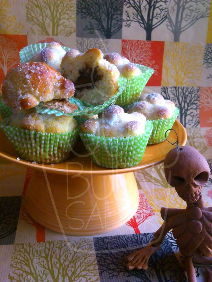 Masa tratada con cariño: resultados bellos y deliciosos. #PanDeMuerto con cítricos y relleno de #ChocolateSemiamargo