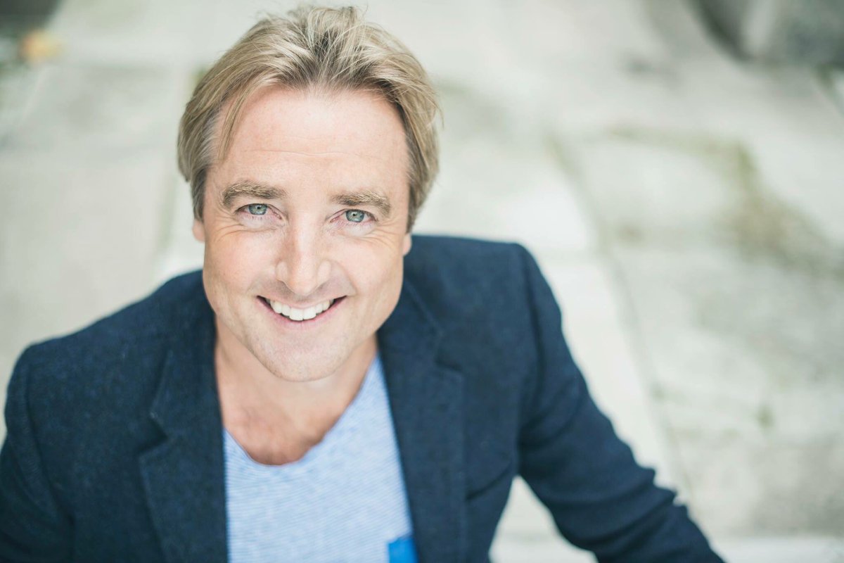 theaboutstudio's tweet photo. Cracking day with top tenor and boss of @incognitoartist @geoffsewell #headshots https://t.co/LGmi8b5un9