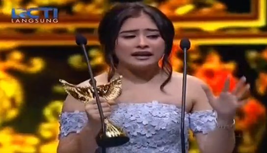 LayarDrama_RCTI's tweet photo. Selamat ulang tahun buat @PrillyBie ! Selamat juga ya sudah memenangkan Aktris Terfavorit #PGAwards2016 :) https://t.co/4mzbbGFbm3