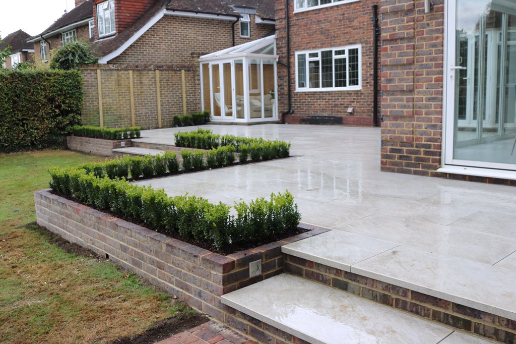 WhittakerPaving's tweet image. Using the brickwork on this job as a planter turned out to be very effective #boxhedging #planter #patio