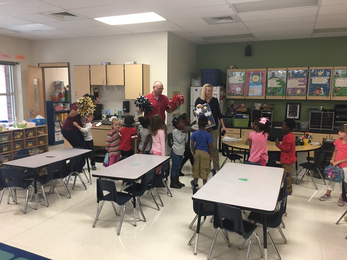 Mrs_KThompson's tweet image. Our class had a visit from the #STARpatrol today @OldPointeElem because we filled up our chart with 30 stars! #STARbehavior #starpower