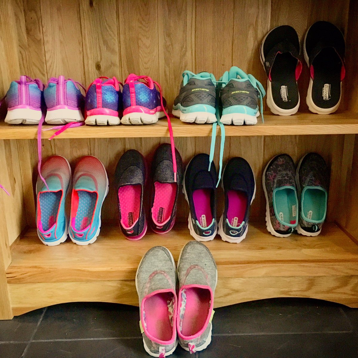 ChandariaSonali's tweet image. my Skechers collection #skechers #diffcolours #trainers #comfyfootwear #skechersgirl