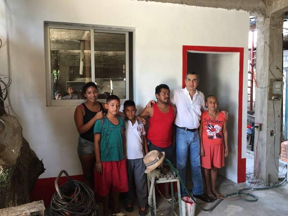 sedatu_guerrero's tweet photo. Las familias en #Guerrero viven mejor gracias a la estrategia #UnCuartoMás #TrabajandoDuro @SEDATU_Mx @Rosario_Robles_ https://t.co/AlcZch1xxz