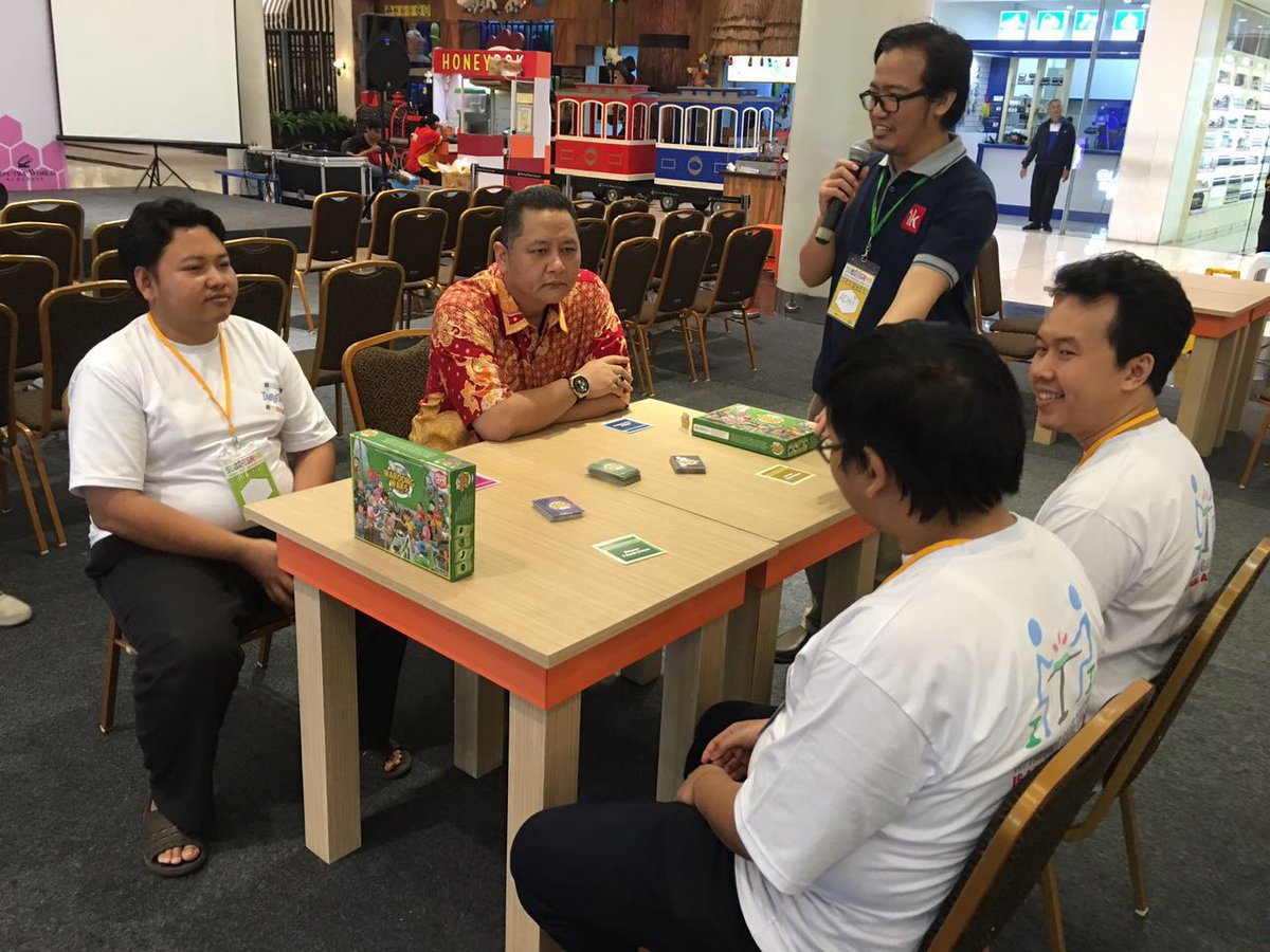 Adhicipta's tweet photo. Maen boardgame #waroongwars bareng pak wakil walikota Surabaya bp @WhisnuSakti di @subogama itu sesuatu banget #subogama #boardgames https://t.co/rnnWtcomi9