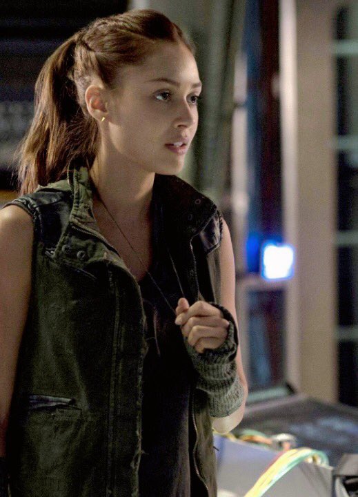Naley_2006's tweet photo. @katstano Sure! It was forever ago 😂 She took them off before they pulled the knife out of Finn in S1. https://t.co/XRQcQAQBMH