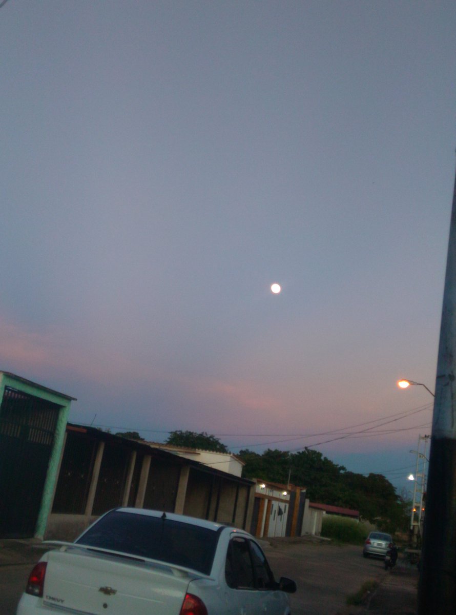 alwaysMBgirl's tweet photo. @nickmerico beautiful atardecer in my Venezuela 🔆🔆🔆 https://t.co/zZh9ePwynC