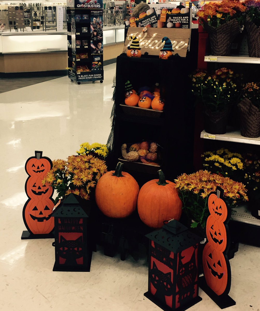 VML <a href="/DellaMay1/">Della May</a>  did a great job getting our Front end ready for Fall 🍁🎃<a href="/AlliePrice105/">Allie</a> @JoltinJoeM