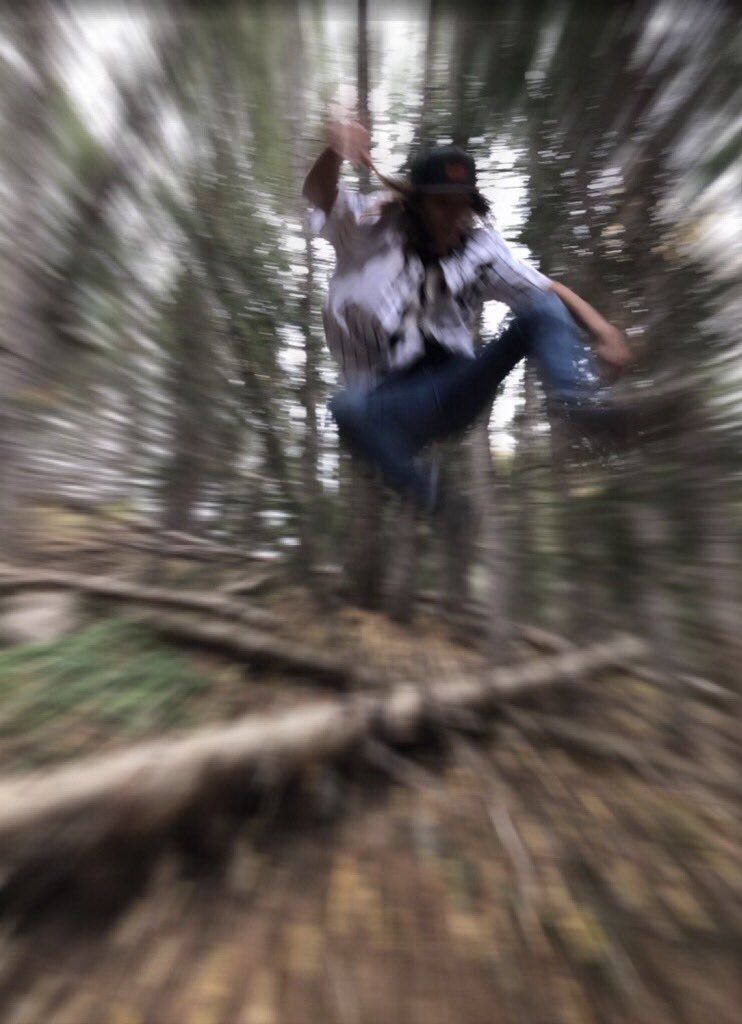 dillyfelloff's tweet photo. when you in a forest and you see a clown #clowns #catchmeifyoucan 
@DamonKhamphoumy https://t.co/uzfORyN0fK