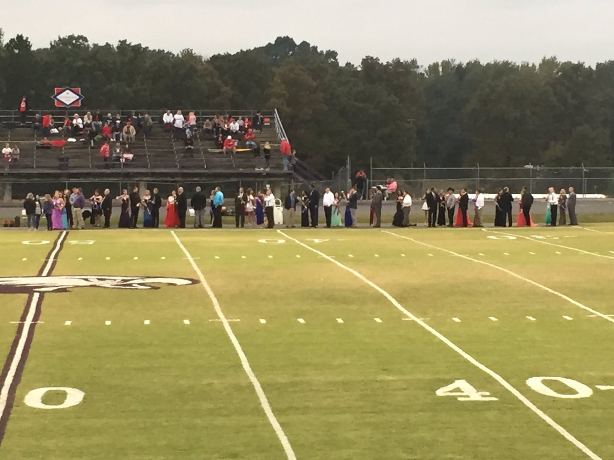NicholeA72's tweet photo. Getting ready to watch my baby in the Mayflower HS homecoming court! https://t.co/Y3VY74qZAe