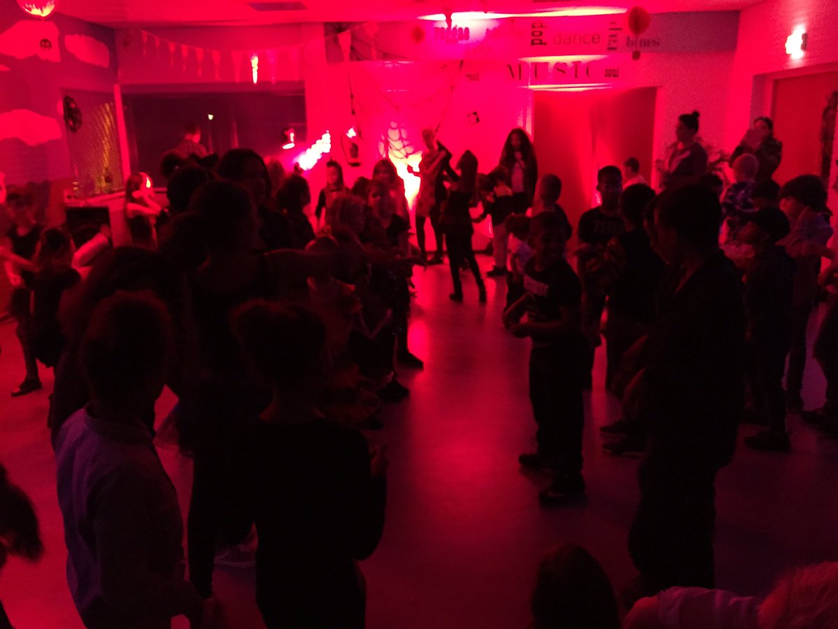 bosch85501934's tweet photo. Griezeldisco #dewierwinde #bcdewierden altijd gezellig! Veel mooie verklede en gesminckte  kinderen #battle https://t.co/vmeiyYuINy