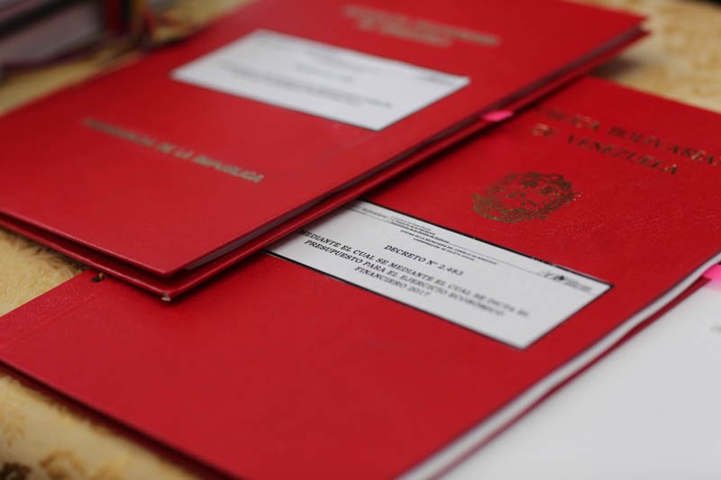 Pdte <a href="/NicolasMaduro/">Nicolás Maduro</a> informa que por decisión del TSJ #PresupuestoSoberano2017 debe presentarse como Decreto con Rango, Valor y Fuerza de Ley