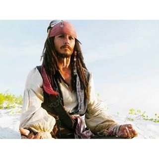 KkiiaaKhiara7's tweet photo. Adesso in tv il mio PIRATA PREFERITO in assoluto 😍😍😍 ❤⛵#Pirati #dei#Caraibi #Johnny#Depp #Jack#Sparrow #Comprendi?😅 https://t.co/2ISqEMBMv6