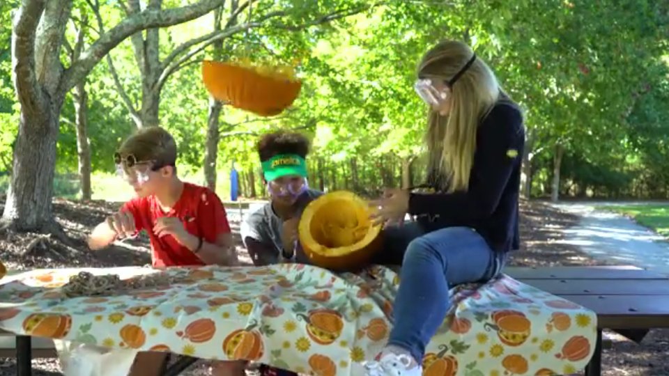 TorresLuciiaa's tweet photo. https://t.co/kShesowJWl i cant stop LAUGH ππππ i really love this vlog! #ExplodingPumpkin πππ https://t.co/qrDSqd6dHA