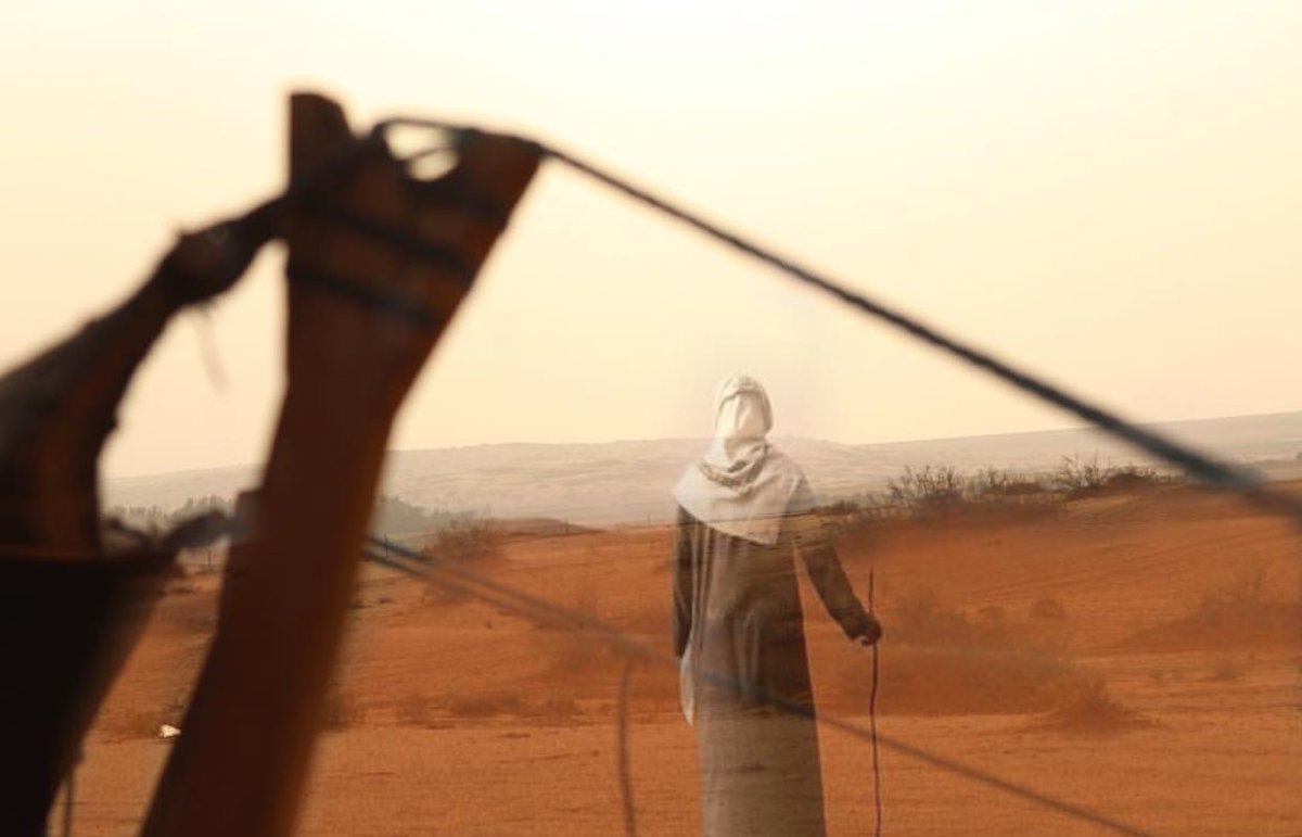 والله أن  فخاطري  سجّه و ودي
أنقذ  النفس  الحزينه  من مللها
..
ودي  أنهج  قبل  لا ينباح  سدّي
ضايقً صدري من الديره وأهلها!!