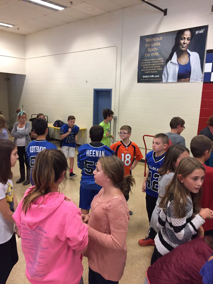 Londonderry_lms's tweet photo. Dancing, eating, singing and talking...all part of the community that is the 6th grade at LMS. #makingconnections #lmscommunity https://t.co/y7okYc0yFl
