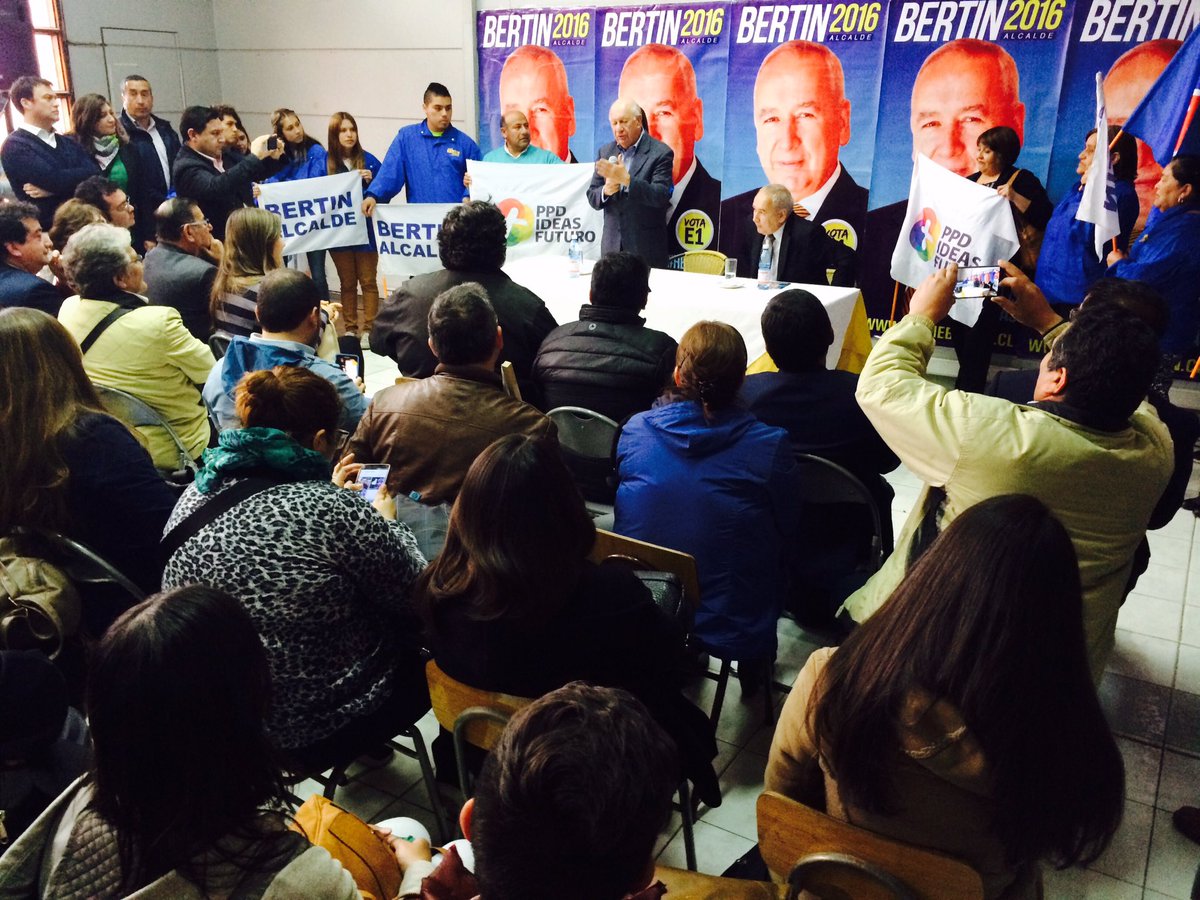 FelipeRomanD's tweet photo. Ex Presidente Ricardo Lagos entrega su respaldo a candidatura a alcalde por #Osorno @jaimebertin 

#Bertin2016
#HechosNoPalabras https://t.co/PO6kZRd6CG