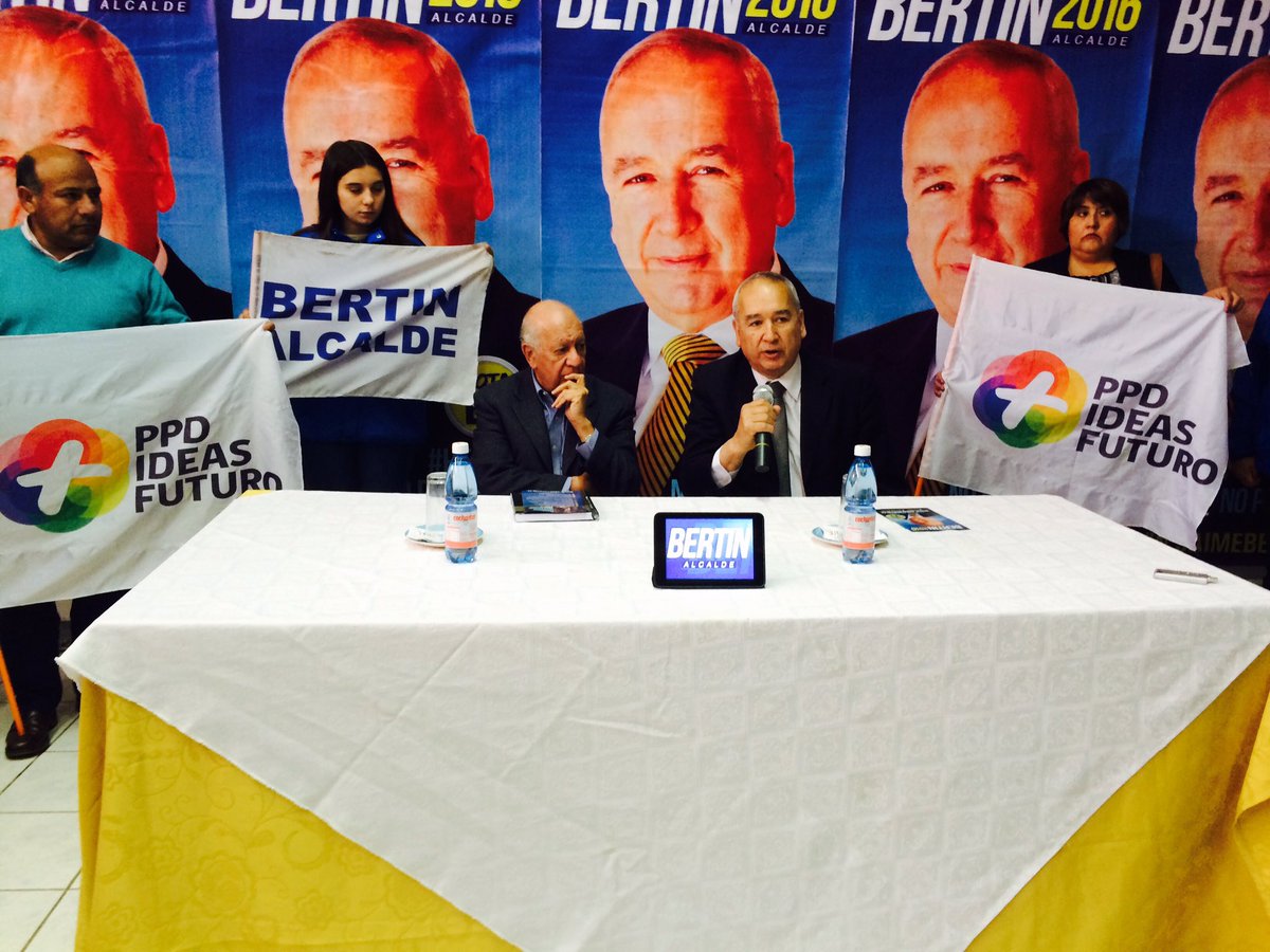 FelipeRomanD's tweet photo. Ex Presidente Ricardo Lagos entrega su respaldo a candidatura a alcalde por #Osorno @jaimebertin 

#Bertin2016
#HechosNoPalabras https://t.co/PO6kZRd6CG