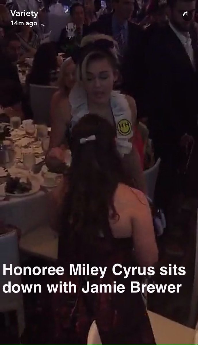 ArquivoMiley's tweet photo. QUE NENÉM! Miley no snapchat da Variety Magazine. 💕 https://t.co/MWfJBzoN3A