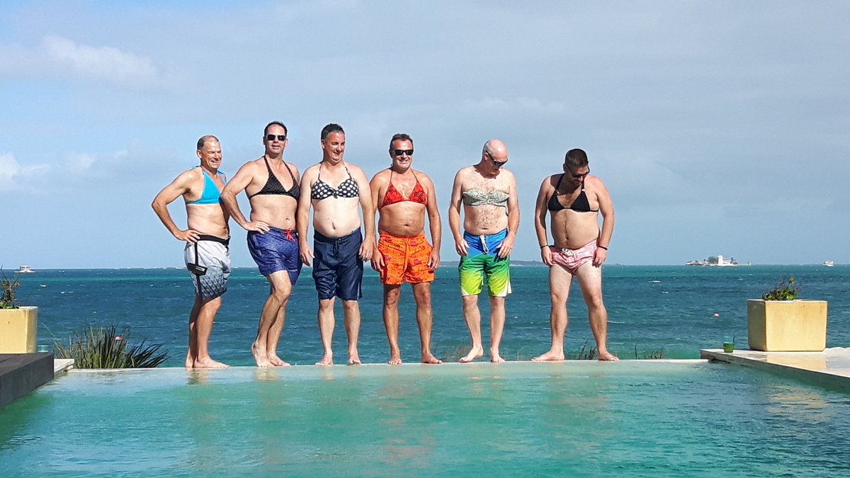 slider1_'s tweet image. Guys getting it on in the Bahamas #hot